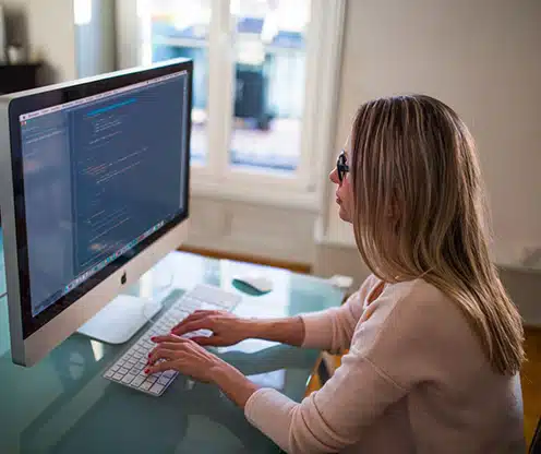 Femme travaillant sur un ordinateur de bureau.