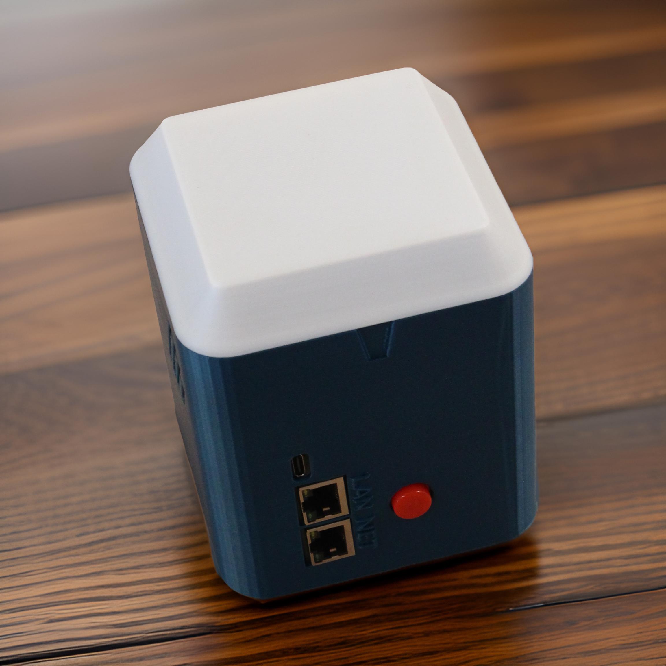 Adaptateur réseau blanc et bleu avec ports USB.